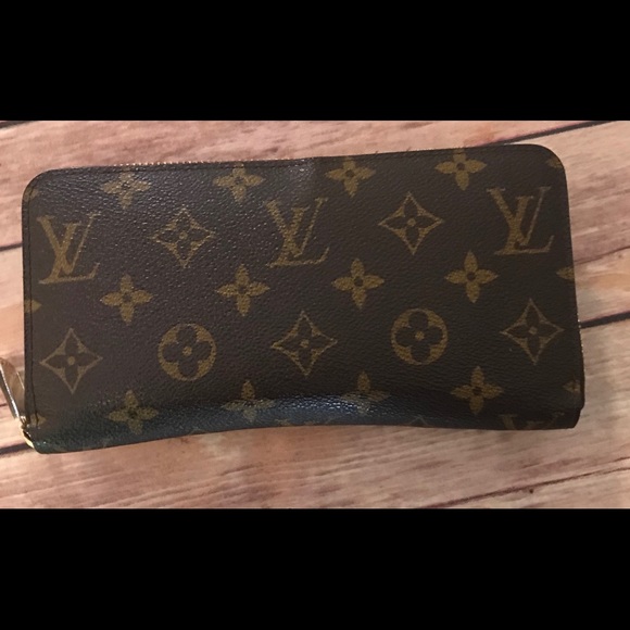 % Authentic Louis Vuitton Zippy Wallet - Picture 2 of 8